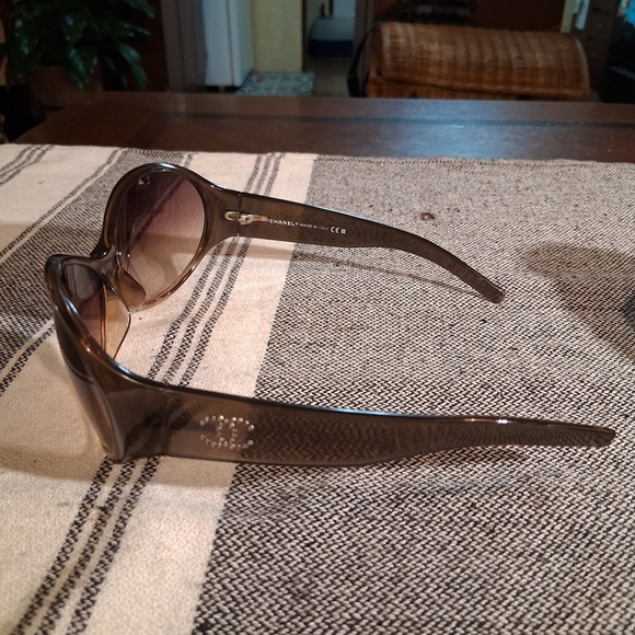 Chanel Stylish Brown Sunglasses - Picture 4 of 11